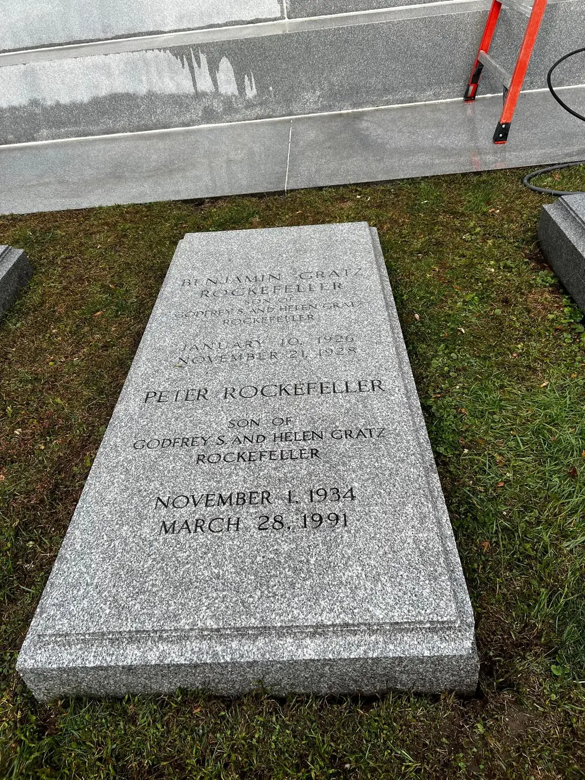 Professional grass cutting and lawn care services in Connecticut by M&G Landscaping & Lawn Care LLC.